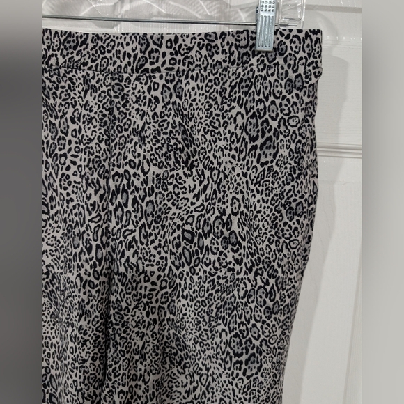 Chico's Black, White and Gray Cheetah Print Leggings in Size 2R (12R) - Picture 3 of 8